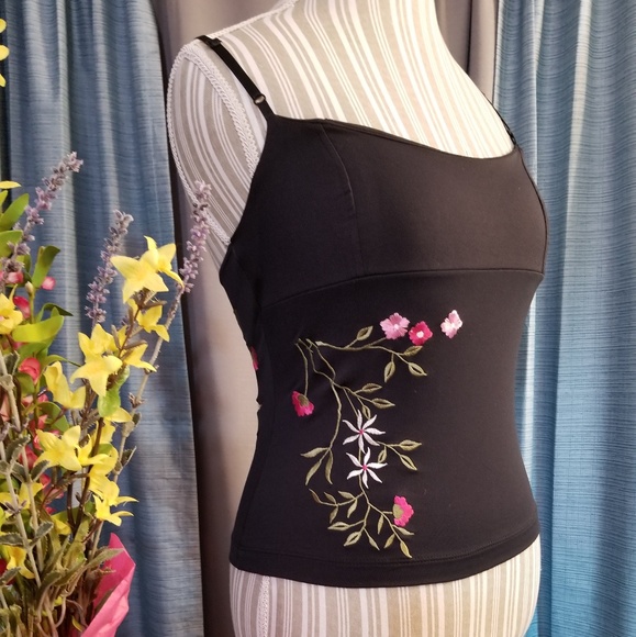 🌻🌺🌻XOXO NEW FLORAL EMBROIDERED TANK TOP!! - Picture 3 of 5